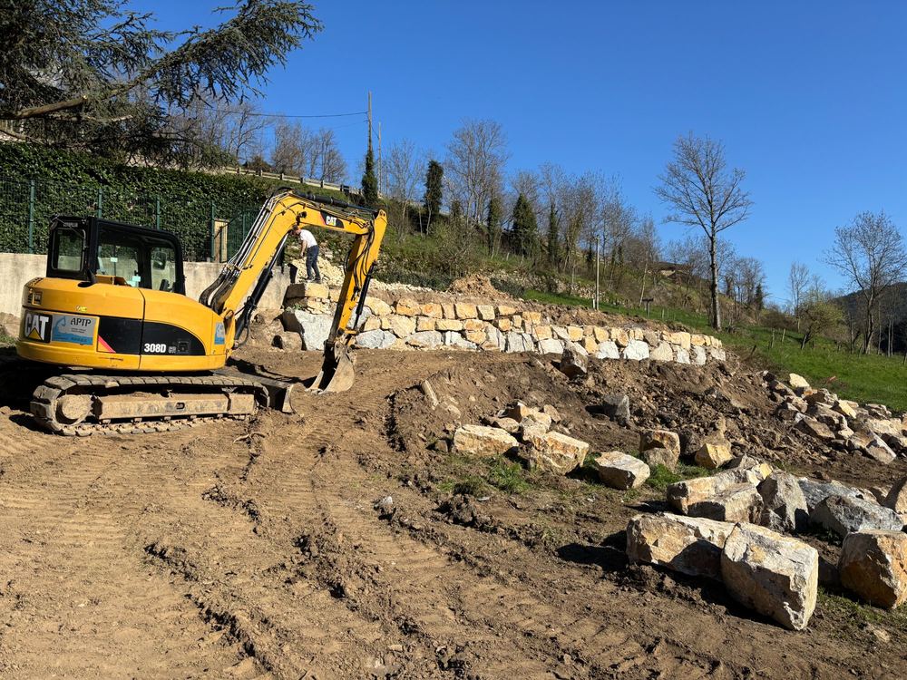 Mini-pelle APTP en action